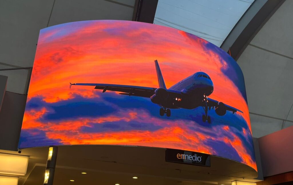 Pantalla curva 3D más grande e impactante instalada en el Centro de Titán Plaza