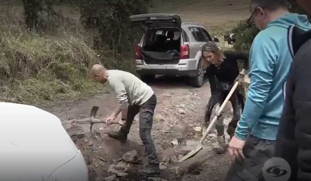 Fiona Horsey ayuda a la gente de 'La red' a sacar el carro que quedó atrapado, antes de la entrevista.
